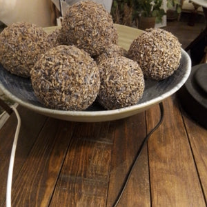 Decor balls of dried seeds