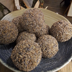 Decor balls of dried seeds